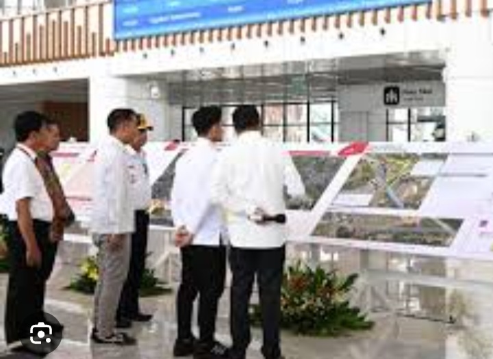 Wapres Gibran saat meninjau Stasiun Karawang. Foto : Ist