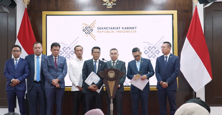 Wakil Ketua Komisi XI Misbakhun (kelima kiri) dan Wakil Ketua DPR Sufmi Dasco Ahmad (ketiga kanan) dalam konferensi pers bersama di Kantor Presiden, Jakarta, Rabu (5/12/2024). Foto: Ist