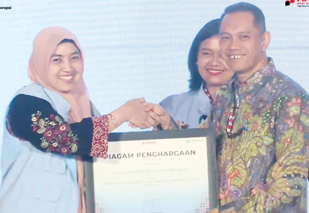 Pelaksana Tugas Inspektur Daerah Provinsi Banten Ratu Syafitri Muhayati menerima penghargaan KPK Award dalan Temu Aksi Penyuluh Antikorupsi dan Ahli Pembangun Integritas Tahun 2024.(yul)