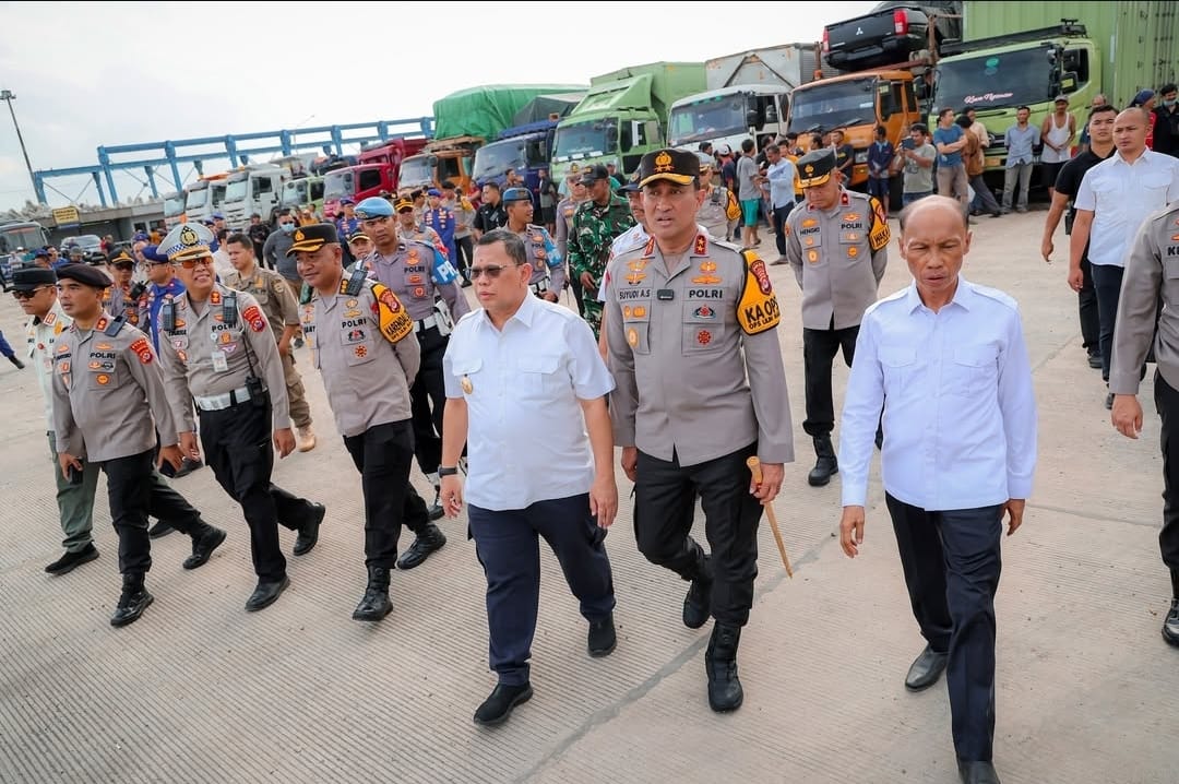 Jalur Penyebrangan Berjalan Normal Penjabat Gubernur Banten A Damenta meninjau Pelabuhan Bandar Bakau Jaya, Bojonegara, Kabupaten Serang dan Pelabuhan Pelindo 2 Ciwandan, Kota Cilegon bersama Kepala Kepolisian Daerah (Kapolda) Banten Irjen Pol Suyudi Ario Seto beserta rombongan, Minggu (22/12).
