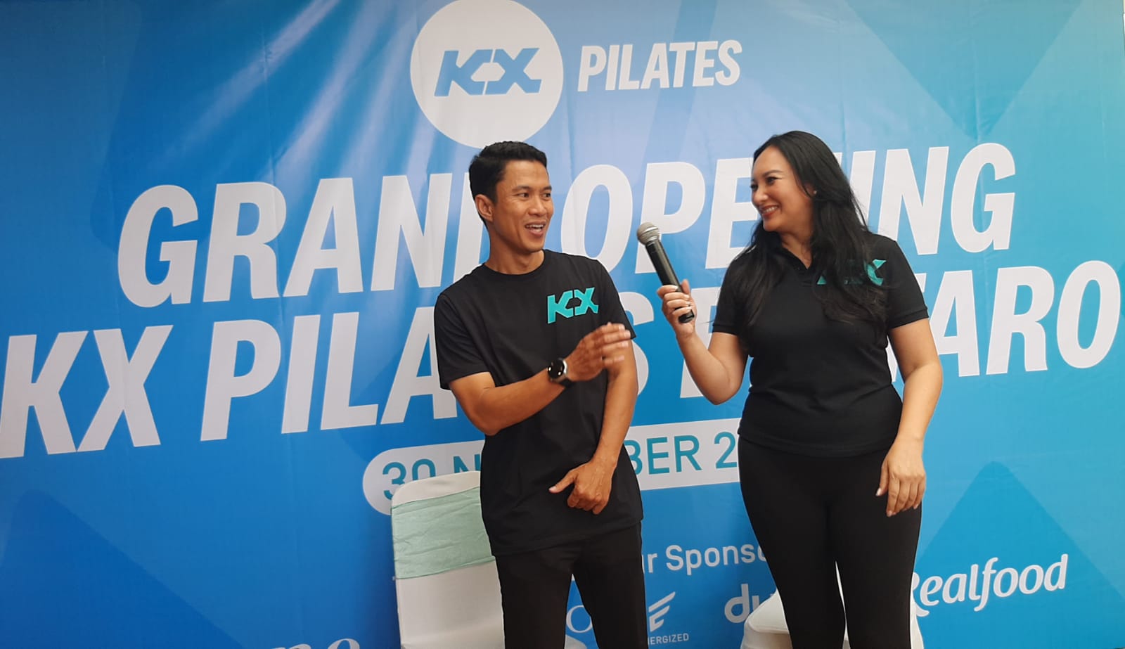 Regita Cahyani Presdir KX Pilates Indonesia bersama para trainer saat melakukan Press conference. Foto : Ist