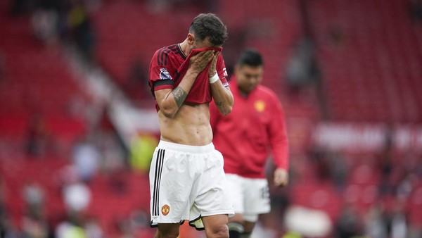 Liga Inggris: MU Keok Lagi, Man City Imbang Skuad MU tertunduk lesu usai menelan kekalahan. Foto : Ist