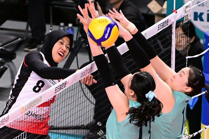 Liga Voli Putri Korsel Pevoli Indonesia Wegawati (kiri) saat berlaga di Korsel. Foto : Ist