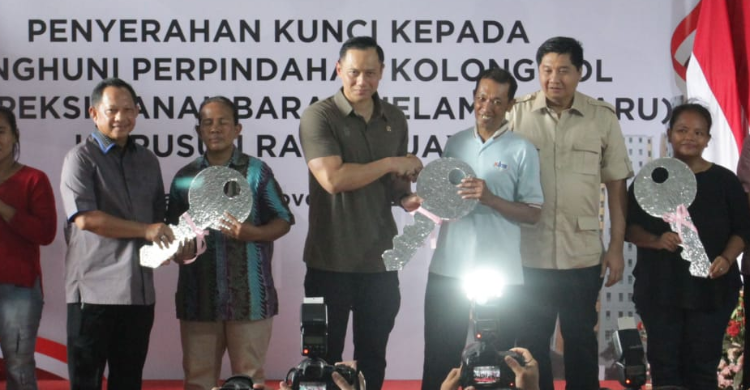 Pemerintah Tingkatkan Kualitas Hidup, Warga Di Kolong Tol Dipindahkan Ke Rusun Menko Bidang Insfraktruktur dan Pengembangan Wilayah Agus Harimurti Yudhoyono saat menyerahkan kunci ke warga penghuni rusun. Foto : Istn