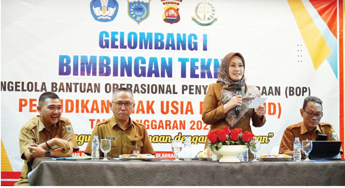 Pengelolaan BOP PAUD Harus Lebih Dinamis, Efektif dan Akuntabel BupatI Pandeglang Irna Narulita pada kegiatan Bimbingan Teknis Gelombang 1 BOP PAUD di salah satu hotel di Kabupaten Pandeglang , Senin (16/24). (yul)