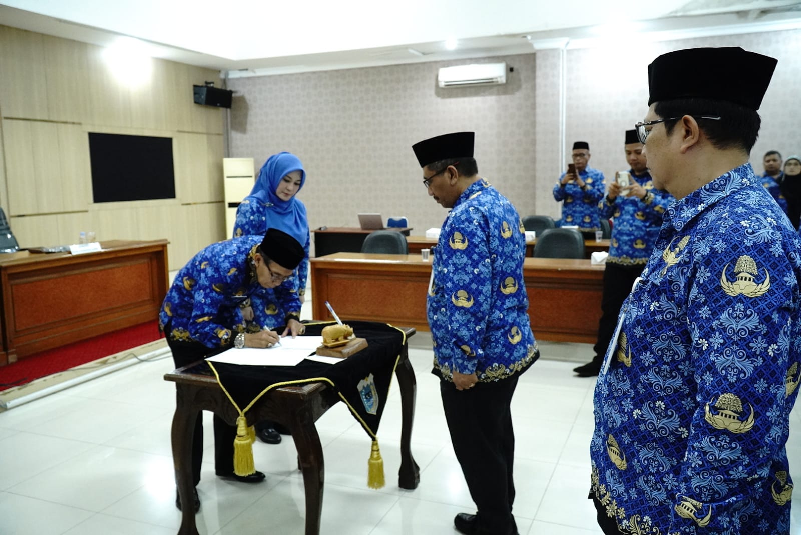Pengurus Korpri Diingatkan Untuk Melayani Bukan Dilayani Bupati Pandeglang Irna Narulita pada pelantikan Dewan Pengurus Korpri masa bakti 2023-2028 di oproom Setda Pandeglang, Selasa (17/12).(yul)
