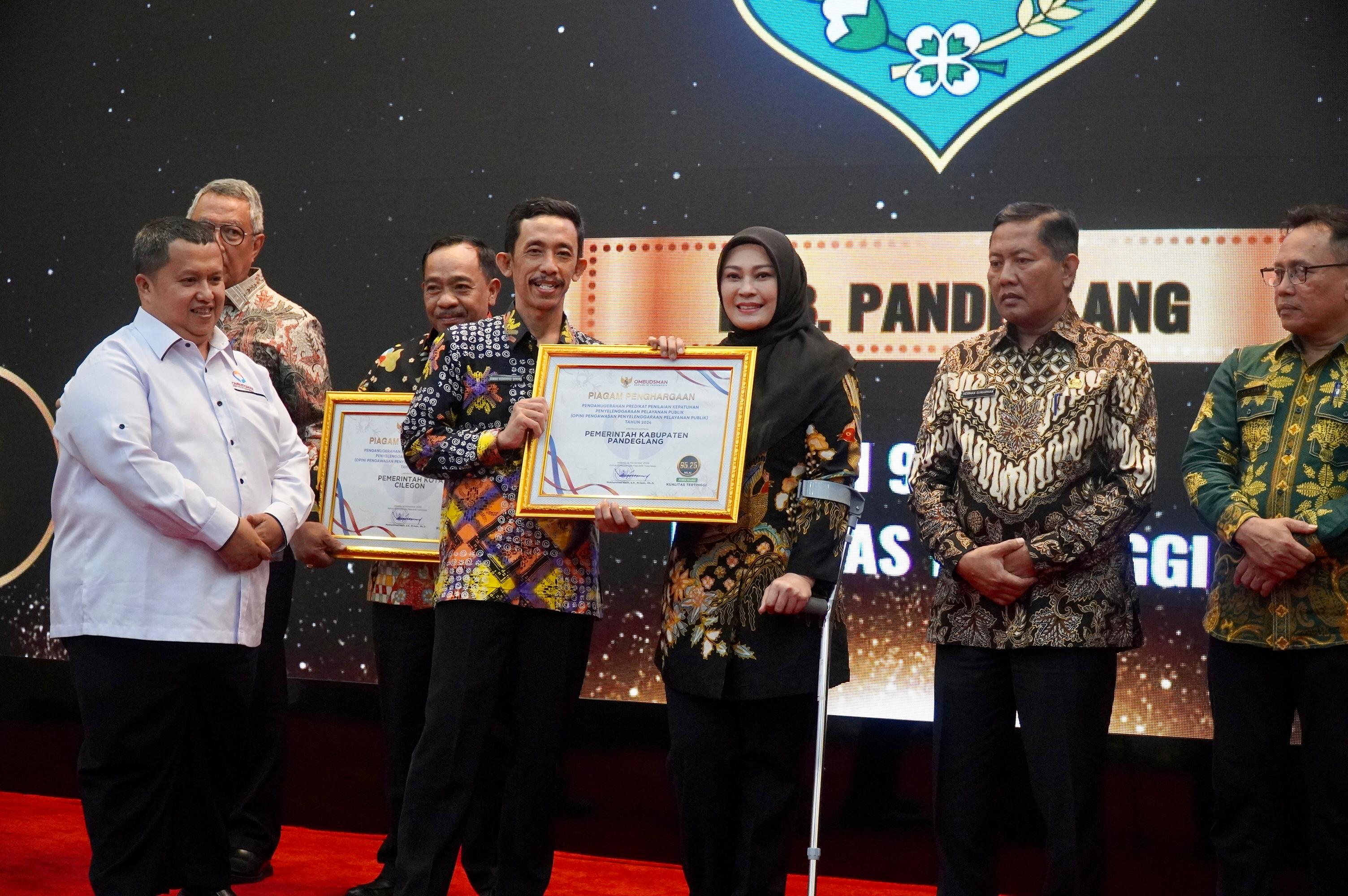 Peringkat Tiga, Irna: Hasil Kerja Keras Semua Pihak Bupati Pandeglang Irna Naruliya menerima penghargaan pelayanan publik dari Pj. Sekretaris Daerah Provinsi Banten, Usman Asshiddiqi Q, di Pendopo Gubernur Banten KP3B, Rabu malam (4/24).