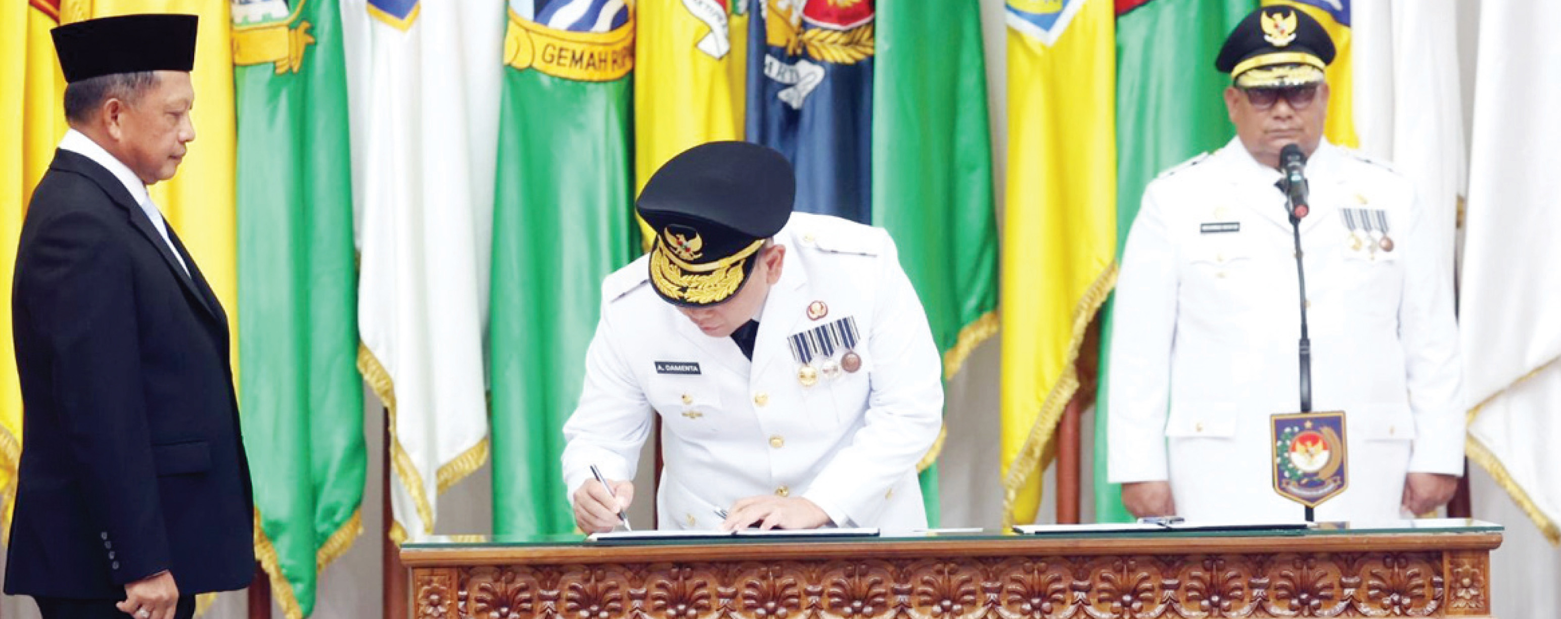 Pj Gubernur Banten Resmi Diganti Menteri Dalam Negeri M Tito Karnavian melantik Ucok Abdul Rauf Damenta sebagai Penjabat Gubernur Banten menggantikan Al Muktabar, di Sasana Bhakti Praja Gedung C Kementerian Dalam Negeri, Jl Medan Merdeka Utara No. 7, Jakarta, Senin (16/12).(yul)