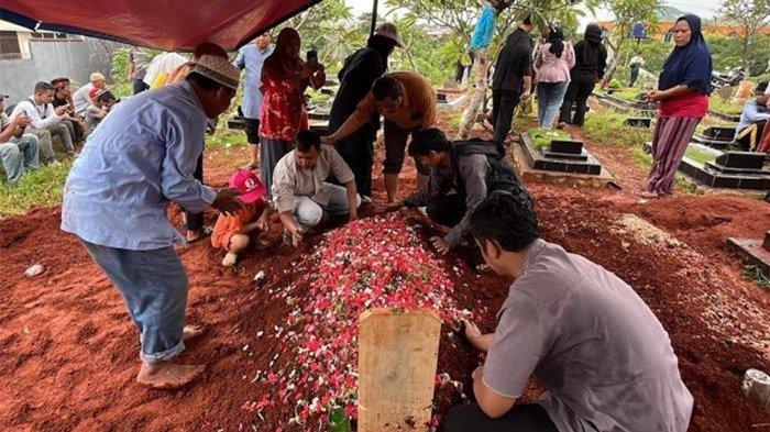 Polisi Masih Menunggu Hasil Pemeriksaan Puslabfor dalam Kasus Tewasnya Satu Keluarga di Ciputat Timur Ibu dan anak yang meninggal di Ciputat Timur dimakamkan dalam satu liang. Foto : Ist