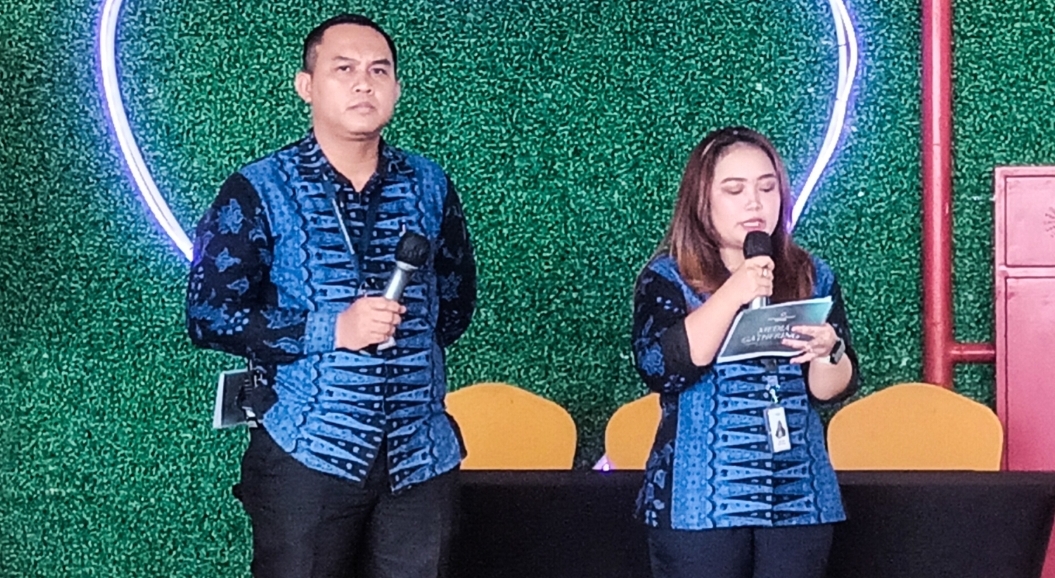 Sambut Liburan Akhir Tahun, Golden Tulip Essential Tangerang Hadirkan Wonderful Christmas dan Wild West New Year’s Eve Party (Ki-ka) Wisnu, Food & Beverage Manager bersama Kania Citra Marcomm Manager, saat press conference di Branche Restaurant, Golden Tulip Essential Tangerang, Kamia (12/12/2024). (tangselpos.id/lim)