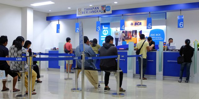 Suasana antrian di kantor BCA. Foto : Ist