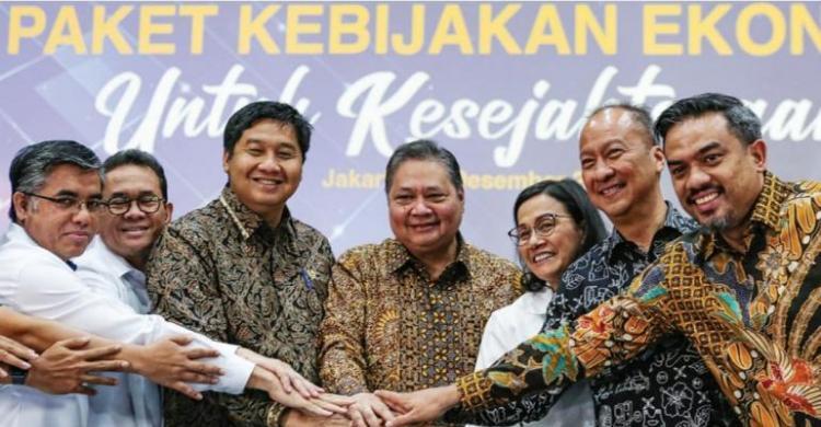Sembako Buat Rakyat Bebas Pajak Menko Perekonomian Airlangga Hartarto (tengah) bersama Tim Menteri Kabinet Merah Putih. Foto : Ist