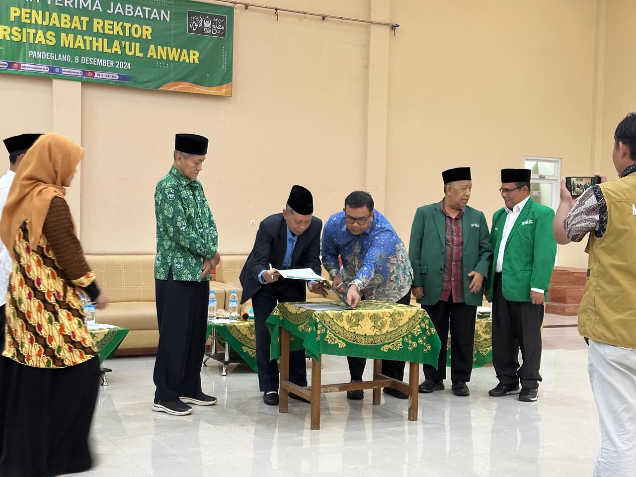 Suasana serah terima jabatan rektor Universitas Mathla'ul Anwar (Unma) Banten dari Prof. Syibli Syarjaya kepada Prof. Andriansyah, di kampus Unma Banten, yang terletak di Jalan KH. Mas Abdurrahman, Sindanghayu, Saketi, Pandeglang, Senin (9/12).