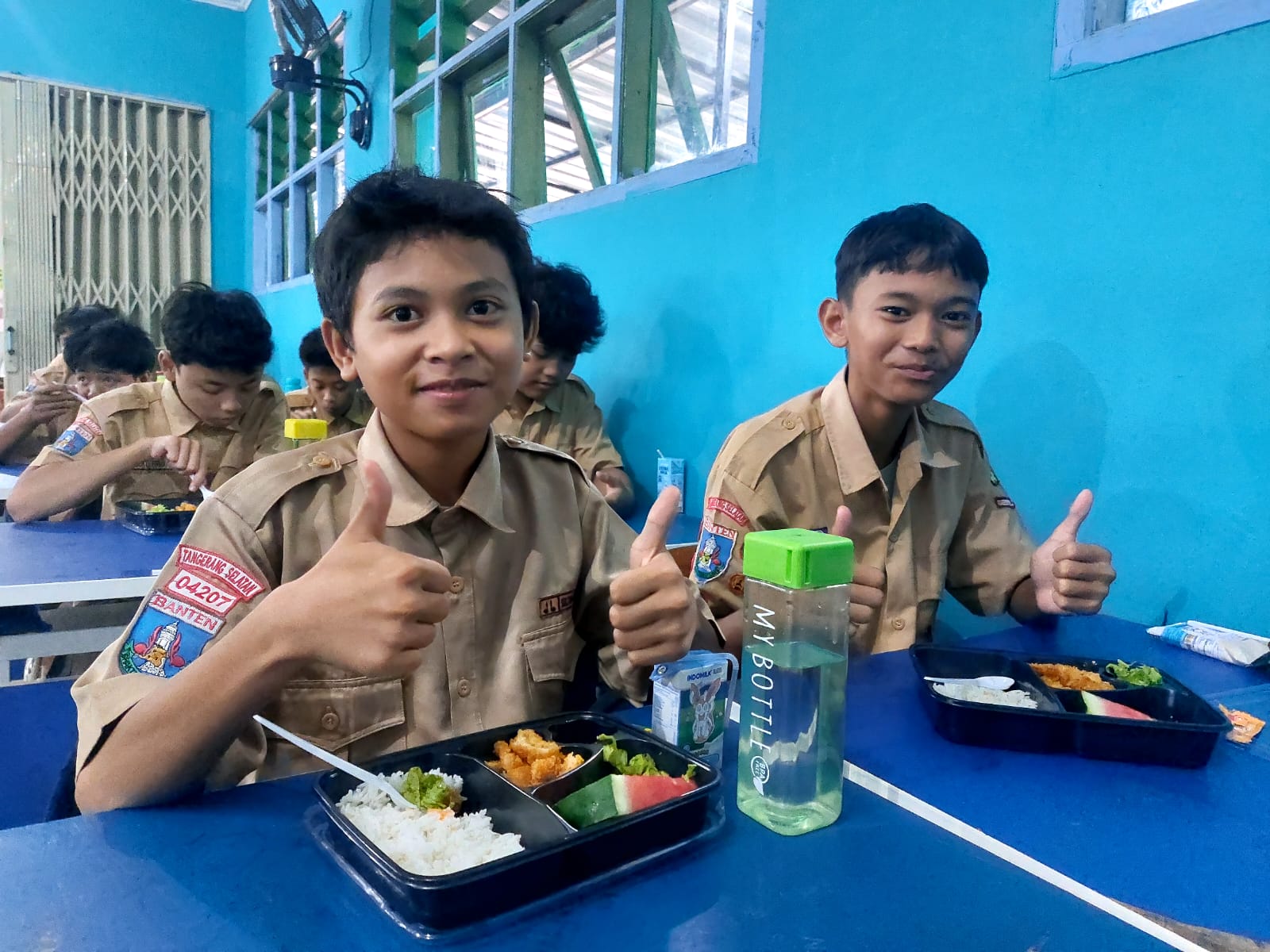 Uji Coba Makan Bergizi Gratis di SMPN 19 Tangsel MAKAN. Pelaksanaan uji coba program Makan Bergizi Gratis di SMPN 19 Tangsel, Rabu (18/12). Foto : Ist