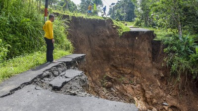 Waspada, 10 Kecamatan Di Jakarta Rawan Longsor Tanah Longsor di daerah Jakarta Selatan. Foto