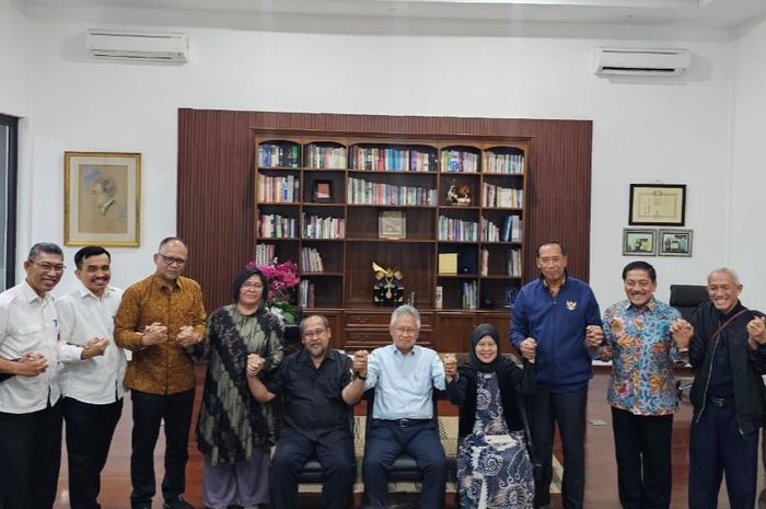 Berakhir Damai, Menteri Satryo Jabat Erat Tangan Anak Buahnya Foto : Ist