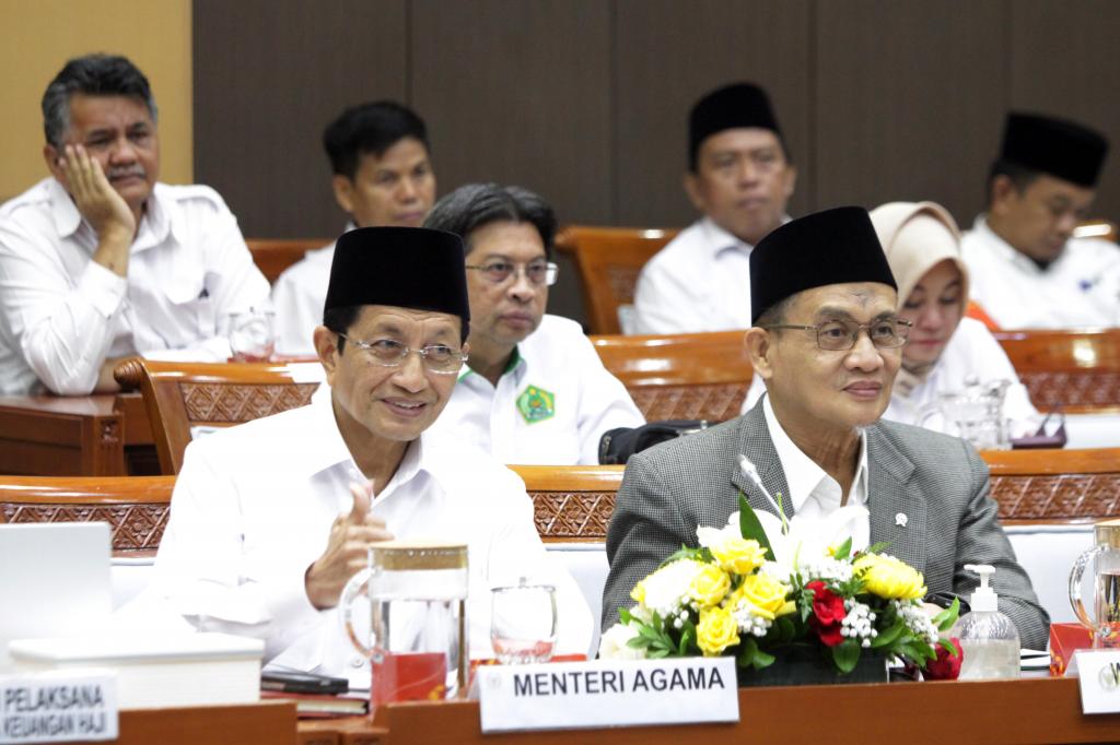 Biaya Haji 2025 Turun, Jemaah Bayar Rp 55,43 Juta Menteri Agama Nasaruddin Umar (kiri) saat rapat perdana dengan DPR. Foto : Ist