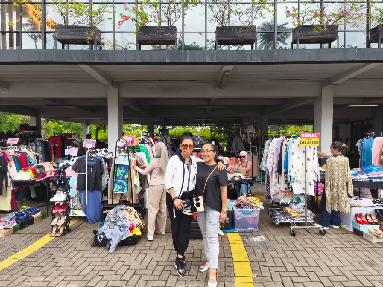 Garage Sale Bukakoper Bintaro Diserbu Para Pemburu Barang Preloved Berkualitas Foto : Dzikri/TP
