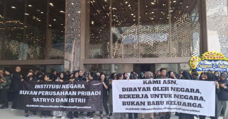 Heboh Demo Di Kemendikti Saintek, Bentuk Pemecatan Salah Satu ASN Demo ratusan ASN di kantor Kemendikti Saintek. Foto : Ist