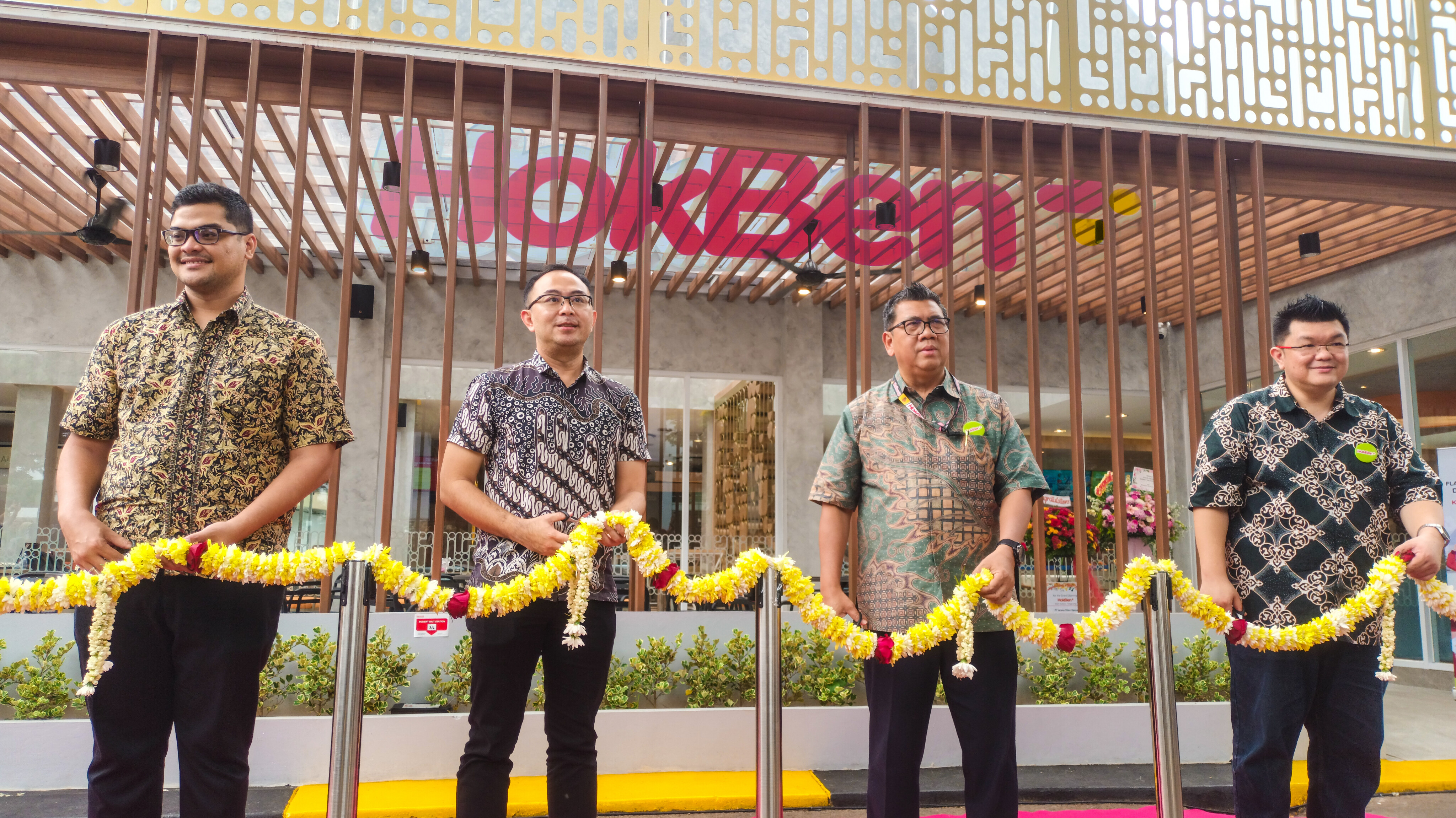 HokBen+ Hadir di Flavor Bliss Alam Sutera, Pertama di Banten! Gunting Pita, PT Eka Bogainti meresmikan gerai Hokben +(plus) yang ada di kawasan Flavor Bliss, Alam Sutera, Tangsel, Kamis (16/01/2025). (tangselpos.id/lim)