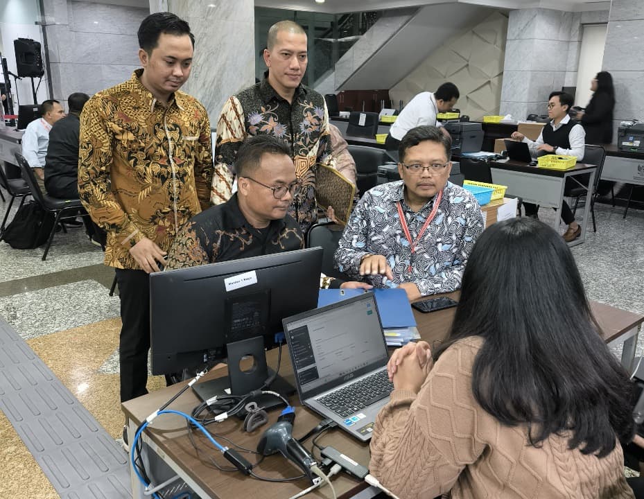 Khofifah Vs Risma Siap Bertarung Di MK Tim Khofifaf-Emil saat mendaftarkan gugatan ke MK. Foto : Ist