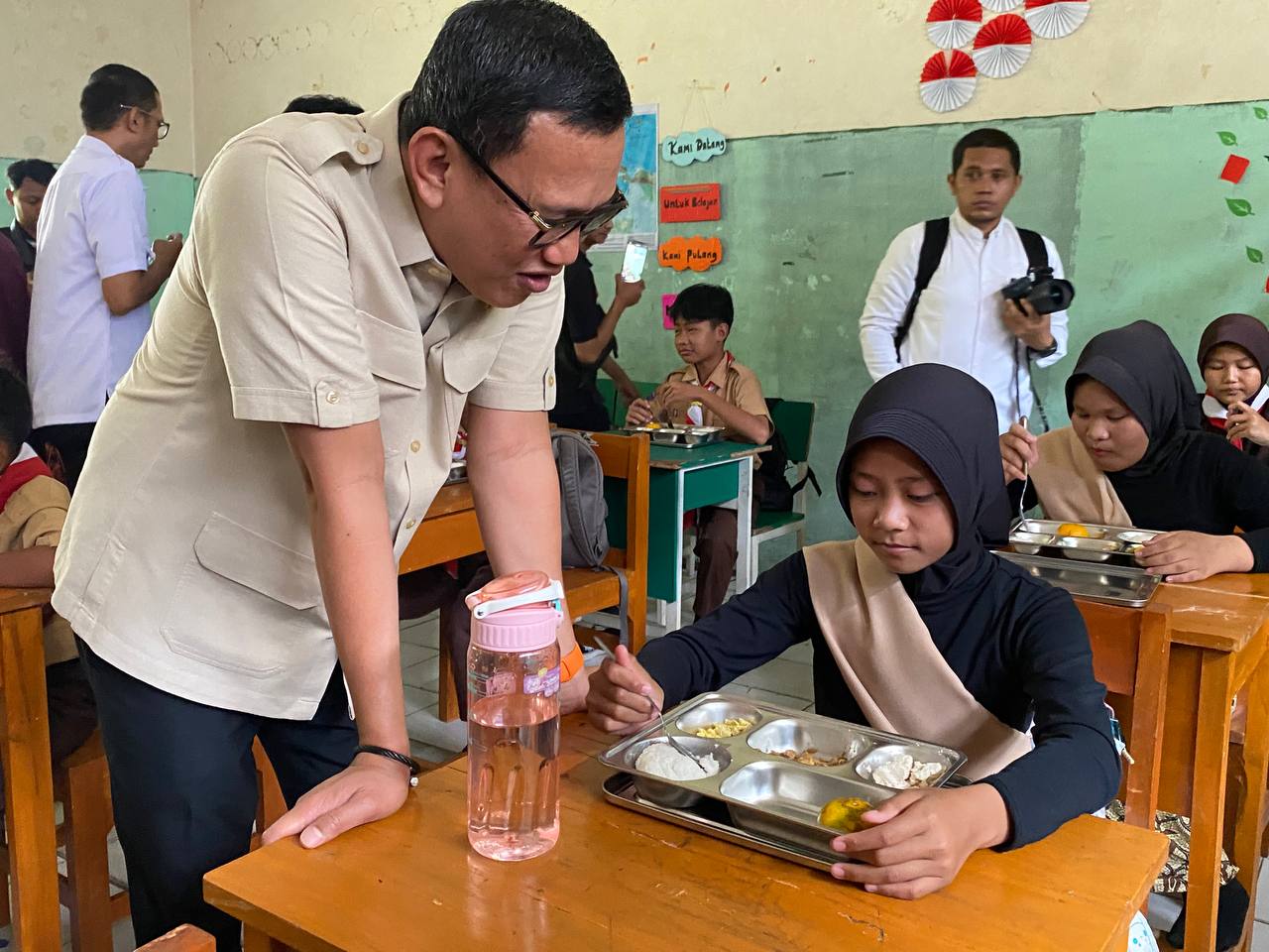 Menteri Abul Kadir Tersenyum Lihat Siswa Lahap Menteri P2MI, Abdul Kadir Karding, saat meninjau pelaksanaan program makan bergizi gratis di MI Tarbiyatul Athfal, Serpong, Rabu (15/1).(dra)