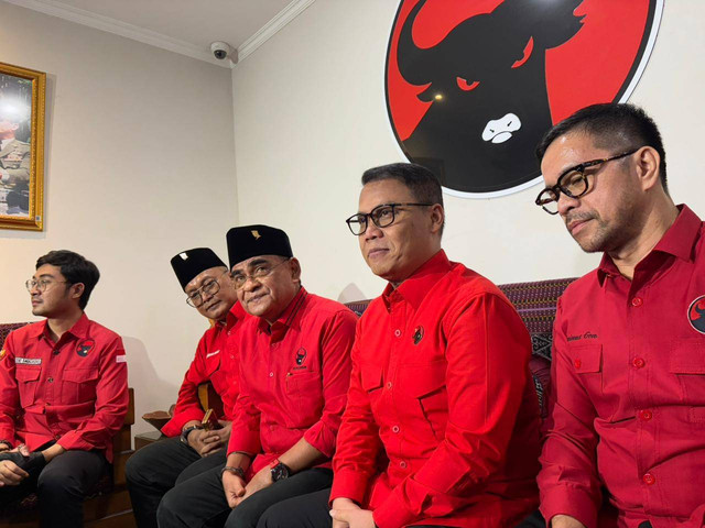 PDIP Siap Kerja Sama Dengan Pemerintah Ketua DPP PDIP Ahmad Basarah (no 2 dari kanan) saat hadir di HUT PDIP ke 52. Foto : Ist