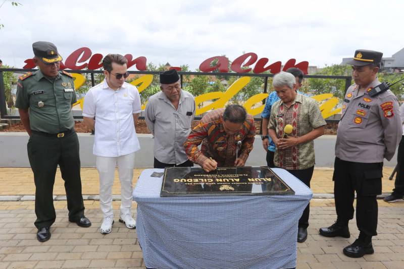 Penjabat Wali Kota Tangerang Resmikan Alun-alun Ciledug Penjabat (Pj) Wali Kota Tangerang, Nurdin, tengah menandatangani prastasti saat peresmian Alun-alun Ciledug, Kamis (30/1).