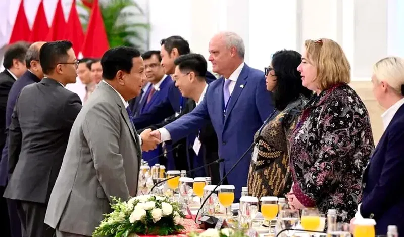 Presiden Prabowo Buru Investasi 1.900 Triliun Presiden Prabowo menjamu 50 Pengusaha Amerika Serikat. Foto : Istt.