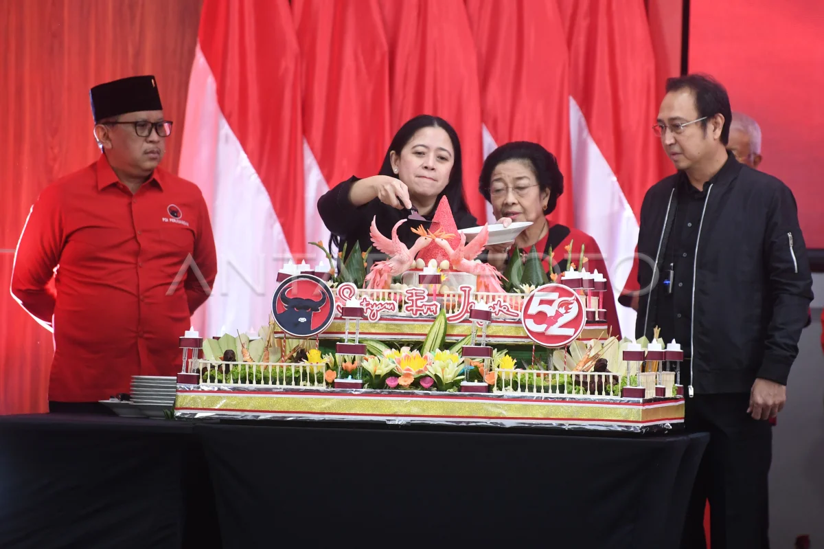 Puan Dan Nanan Apit Mega Di HUT PDIP Foto : Ist