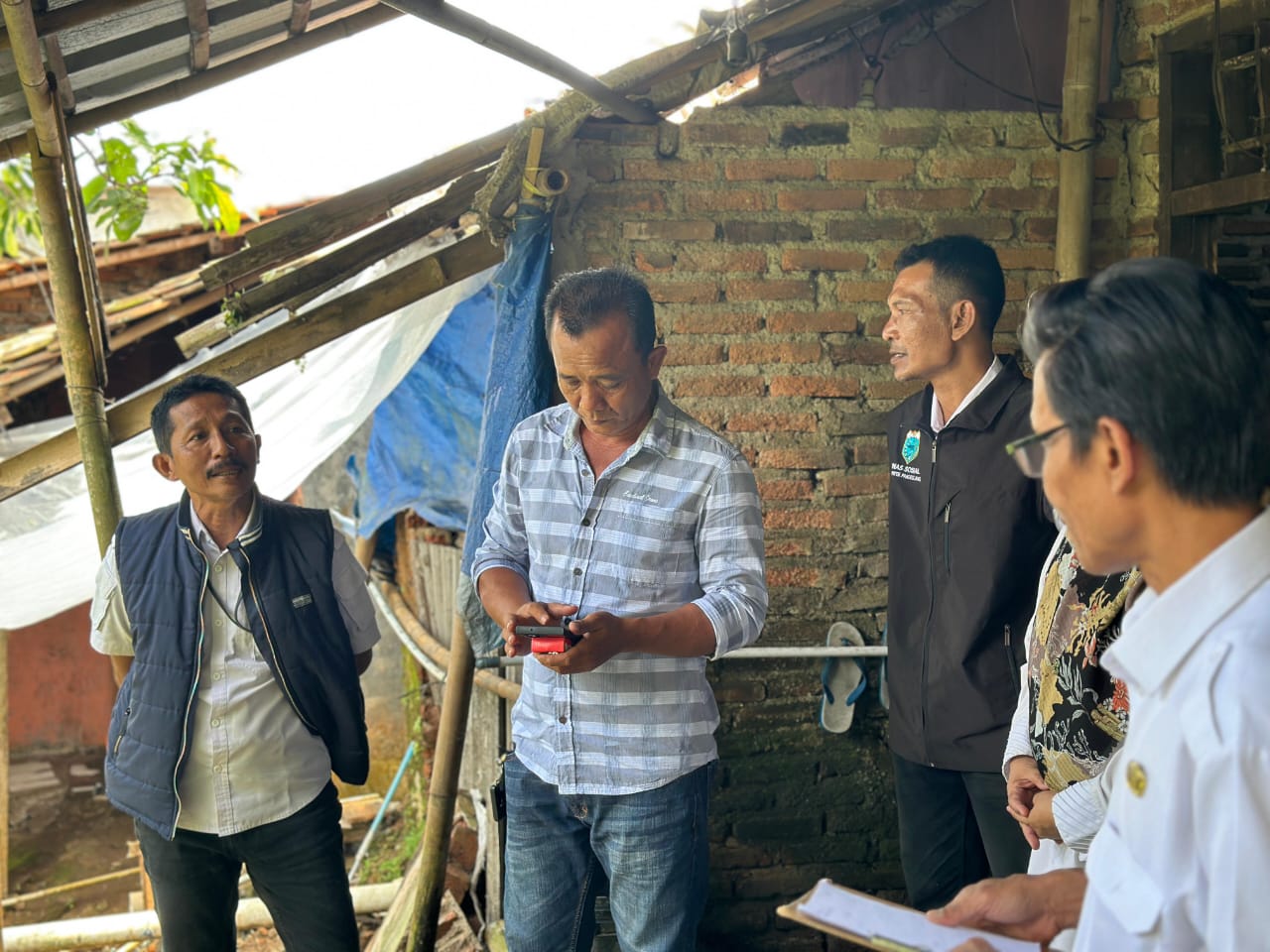 Puluhan Rumah Warga Terancam Ambruk Anggota DPRD Pandeglang Ade Kadar Solihat bersama Camat Karangtanjung dan para pihak lainnya sedang meninjau lokasi bencana pergeseran tanah, Rabu (8/1).
