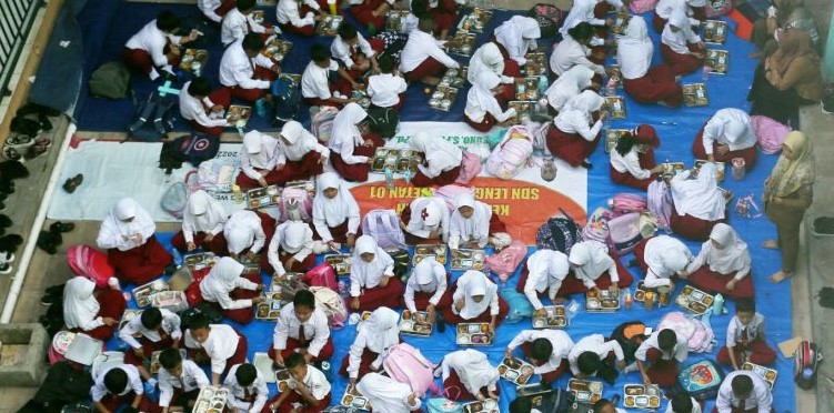 Siswa SDN Lengkong Wetan 01 dan 02 Ceria Nikmati Makan Bergizi Gratis Makan Bergizi Gratis di SDN Lengkong Wetan 01, Serpong, Kota Tangerang Selatan. Foto : Ist