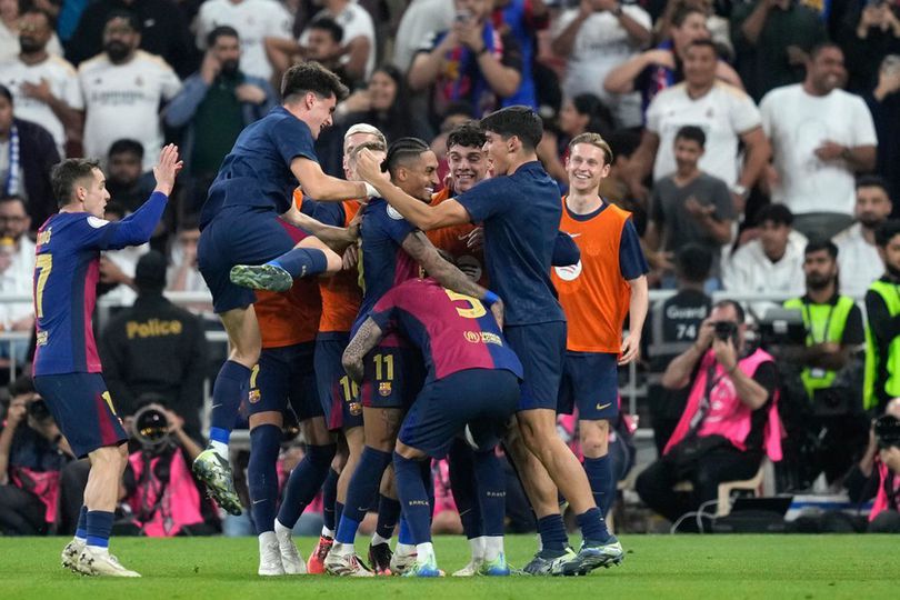 Tundukan Madrid 5-2, Barca Raih Juara Piala Super Spanyol Selebrasi skuad Barca usai menundukan Madrid dan menjuarai Piala Super Spanyol. Foto : Ist