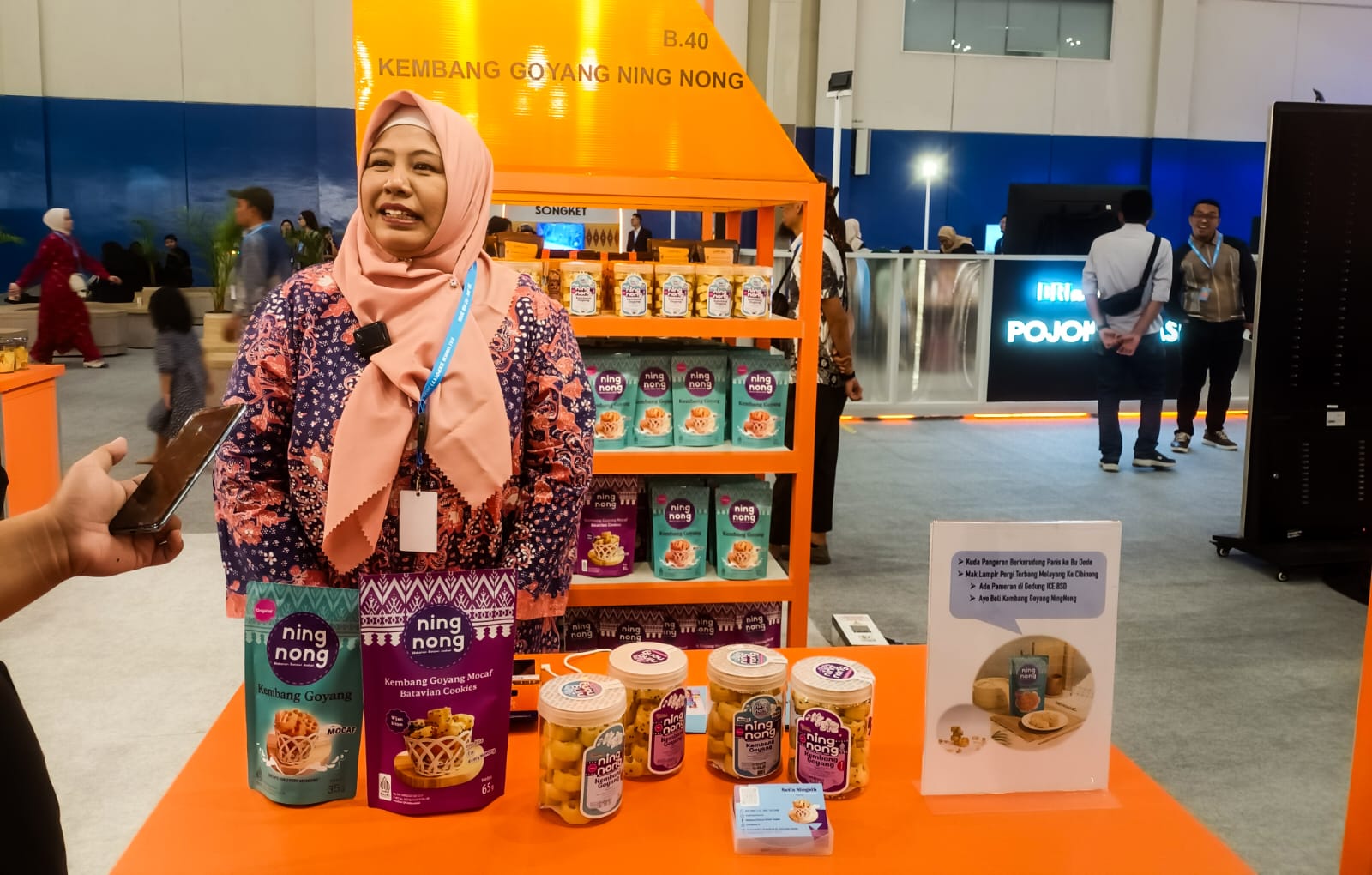 UMKM Kembang Goyang Ning Nong dari Serua Indah Ciputat Siap Ekspor ke Luar Negeri Owner Kembang Goyang Ning Nong, Setia Ningsih, pada saat menghadiri event BRI UMKM EXPO(RT) 2025 di ICE BSD City, Kamis (30/1/2025). (tangselpos.id/lim)
