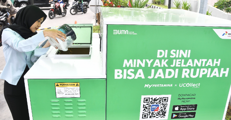 Yuk, Sulap Minyak Jelantah Jadi Duit Warga memindahkan minyak jelantah ke UCollect Box di SPBU Pertamina MT Haryono, Jakarta, Rabu (15/1/2025). Foto: Ist