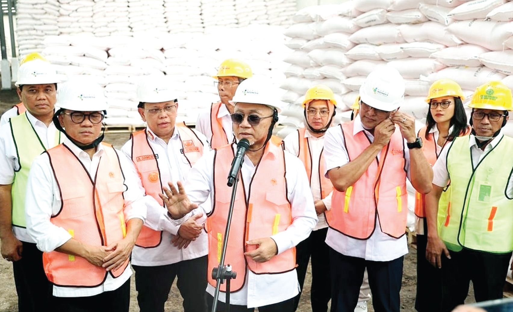 Menteri Koordinator Bidang Pangan Zulkifli Hasan didampingi Penjabat Gubernur Banten A Damenta meninjau Gudang Pupuk Indonesia di Jl. Pusri, Kelurahan Sumur Pecung, Kota Serang, Jumat (10/1).