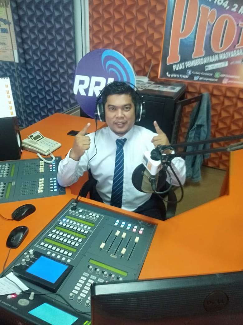 Anggaran Kementerian/Lembaga Dipotong, Jangan Ganggu Pelayanan ke Rakyat Penyiar RRI sedang melakukan siaran. Foto : Ist