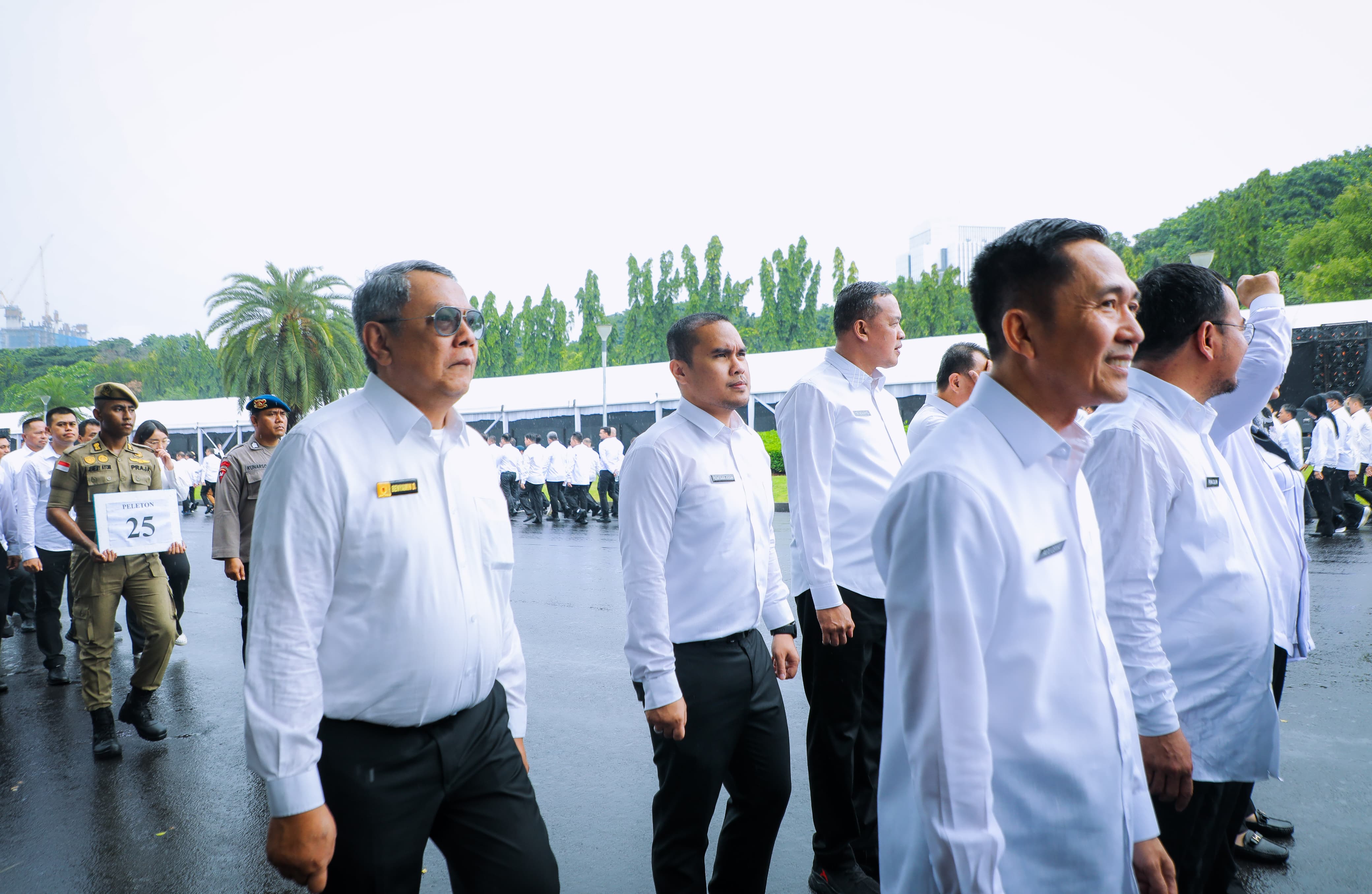 Benyamin Disuntik Vitamin C Supaya Kuat Lama Berdiri Wali Kota dan Wakil Wali Kota Tangsel, Benyamin Davnie - Pilar Saga Ichsan saat mengikuti rangkaian kegiatan persiapan pelantikan di Jakarta, Rabu (19/2).