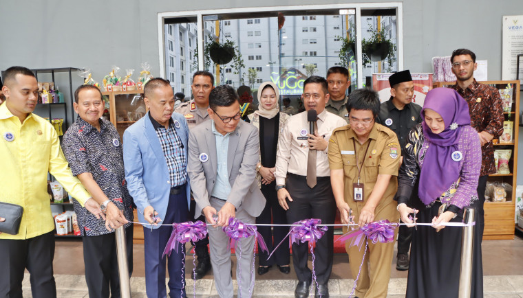 Camat Kelapa Dua Tegaskan Komitmen Tingkatkan Ekonomi Kreatif Suasana Launching Pojok UMKM bekerja sama dengan Hotel Vega, yang digelar Kecamatan Kelapa Dua, Kabupaten Tangerang pada Selasa (4/2).