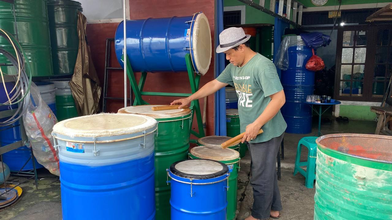 Cerita Manaf Banjir Pesanan Bedug Jelang Ramadan Seorang pengerajin bedug di Pondok Aren tengah mengerjakan pesanan bedug. Jelang Ramadan pesanan bedug meningkat.