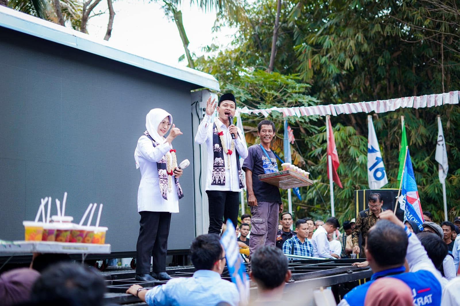 Dewi-Iing Melenggang Dilantik Bupati-Wabup Pandeglang terpilih Dewi-Iing sedang menyapa masyarakat pasca mendaftar sebagai Paslon ke KPU Pandeglang, beberapa waktu lalu.(pal)