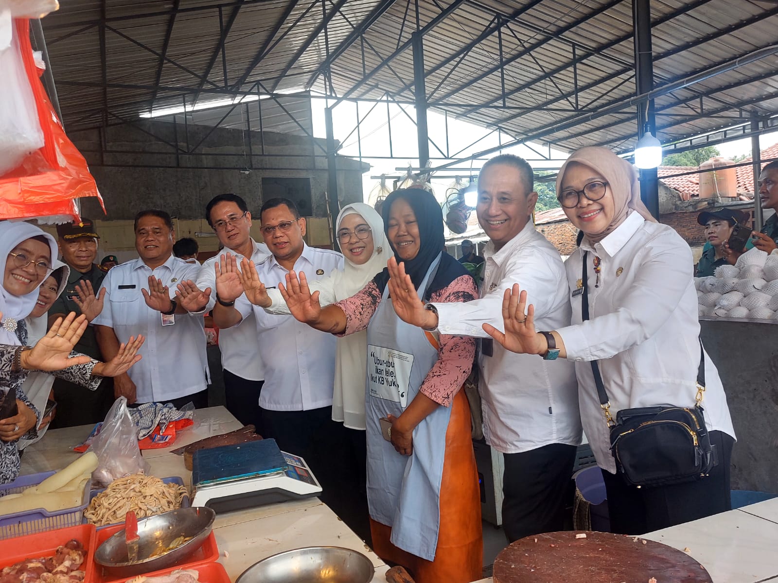 Dihadiri Tinawati Istri Gubernur Banten, BKKBN Sasar Pasar Ciputat Buka Layanan KB Gratis KELUARGA. Tinawati, Istri Gubernur Banten saat terjun ke masyarakat sosialisasikan program KB di Pasar Ciputat, Rabu (26/2). (rmn)