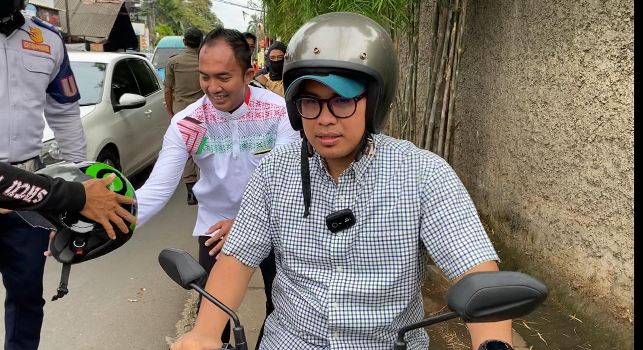 Gunakan Motor, Pilar Tertibkan Kabel Fiber Optik di 5 Ruas Jalan Wakil Wali Kota Tangerang Selatan (Tangsel) Pilar Saga Ichsan menggunakan sepeda motor melakukan penertiban kabel fiber optik. (tangselpos.id/irm)