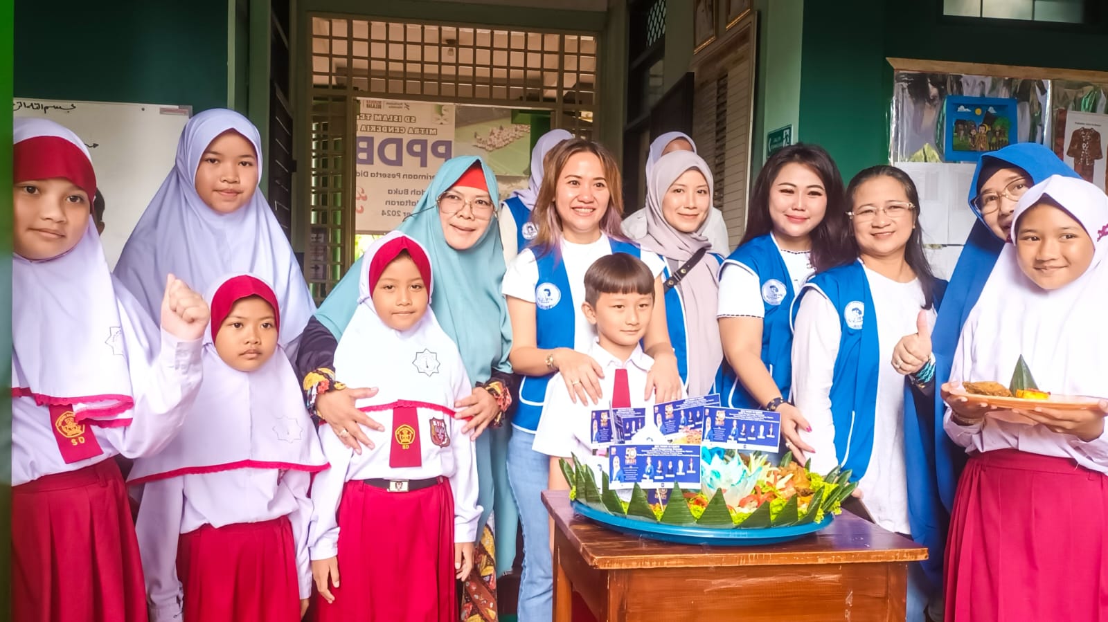 IWAPI Tangsel Bagikan Makan Bergizi Gratis di SDIT Mitra Cendekia, Para Murid dan Guru Senang IWAPI merayakan Hari Ulang Tahun (HUT) ke-50, membagikan 200 paket Makan Bergizi Gratis (MBG) di SDIT Mitra Cendekia, Senin (10/2/2025). (tangselpos.id/lim)