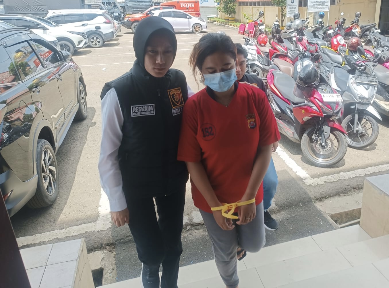 Kejam, Mahasiswi Di Pandeglang Lakukan Aborsi Pihak Unit PPA Satreskrim Polres Pandeglang sedang membawa mahasiswi pelaku aborsi untuk dijebloskan ke jeruji besi Mapolres Pandeglang, Rabu (12/2).(pal)