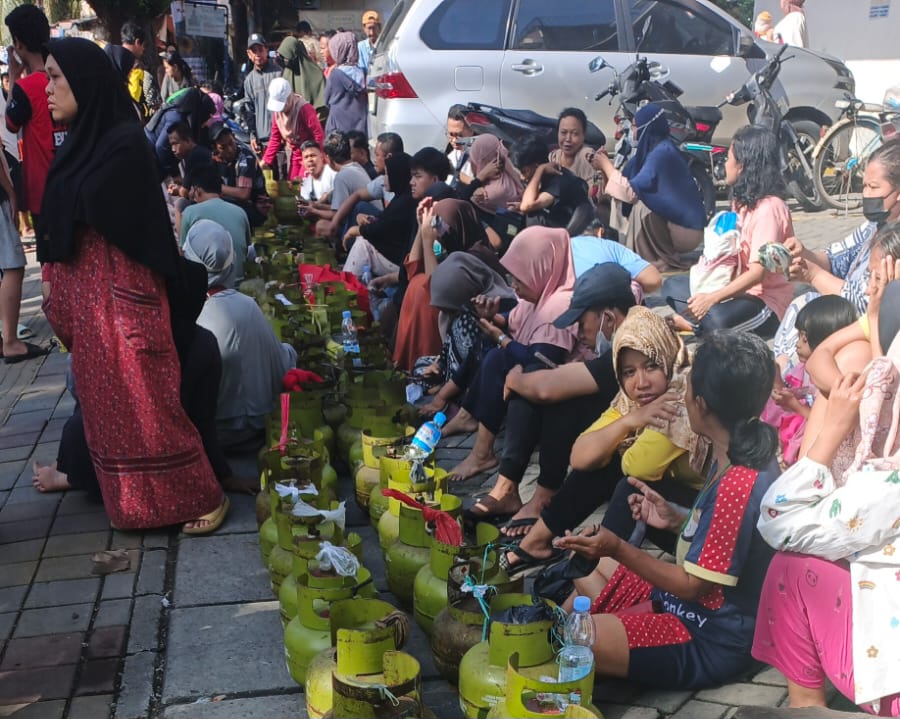Masyarakat Masih Antre Panjang Beli Gas 3 Kg di Kota Tangerang Ratusan masyarakat masih nampak antre di Pangkalan Budi Setiawan Cibodas.