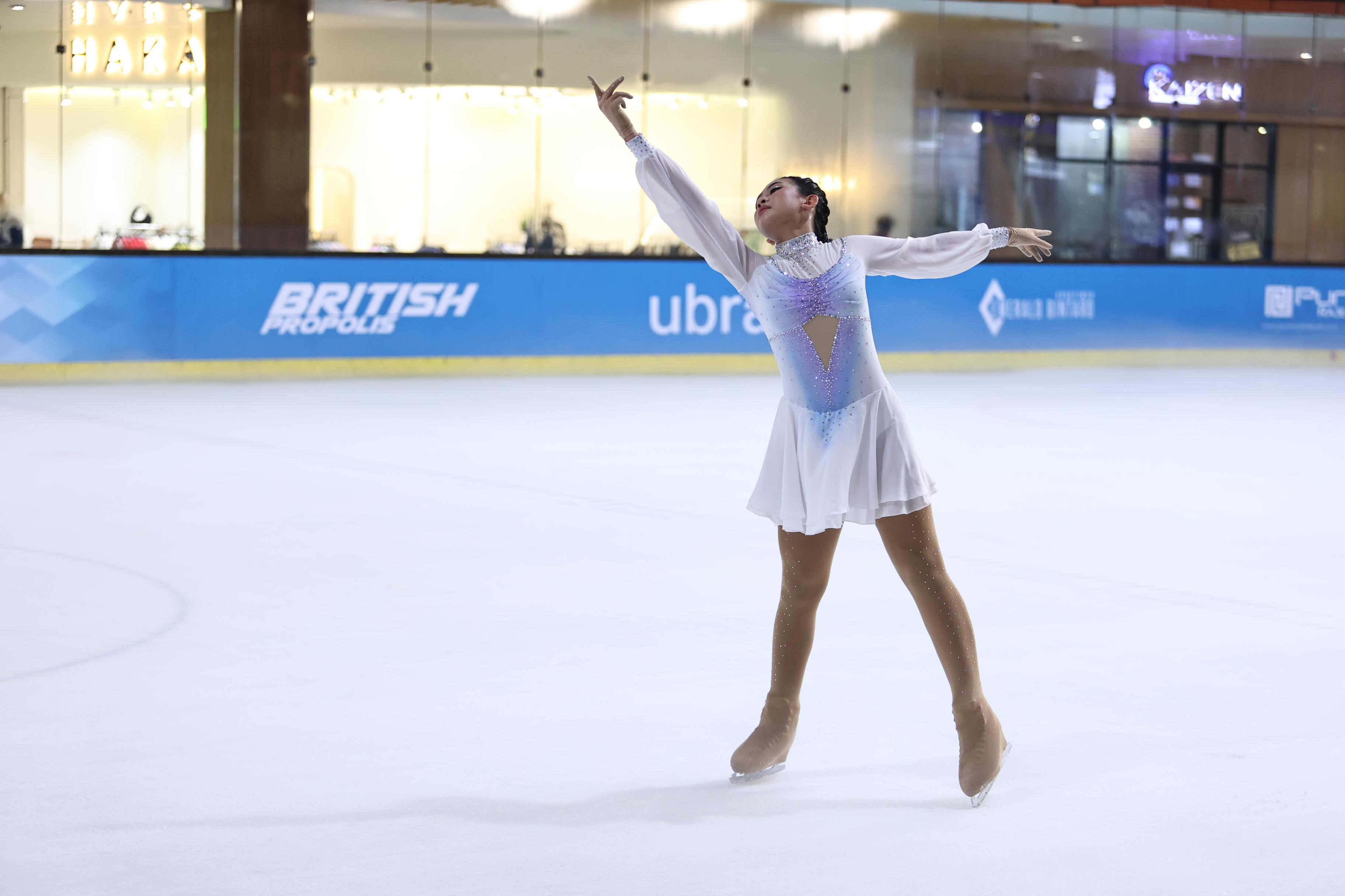 Pada IISO 2025 ini, terdaftar 450 atlet figure skating dari Indonesia, Malaysia dan Filipina Nampak salah satu peserta kejuaraan ice skating saat tampil di depan juri. Foto : Idral