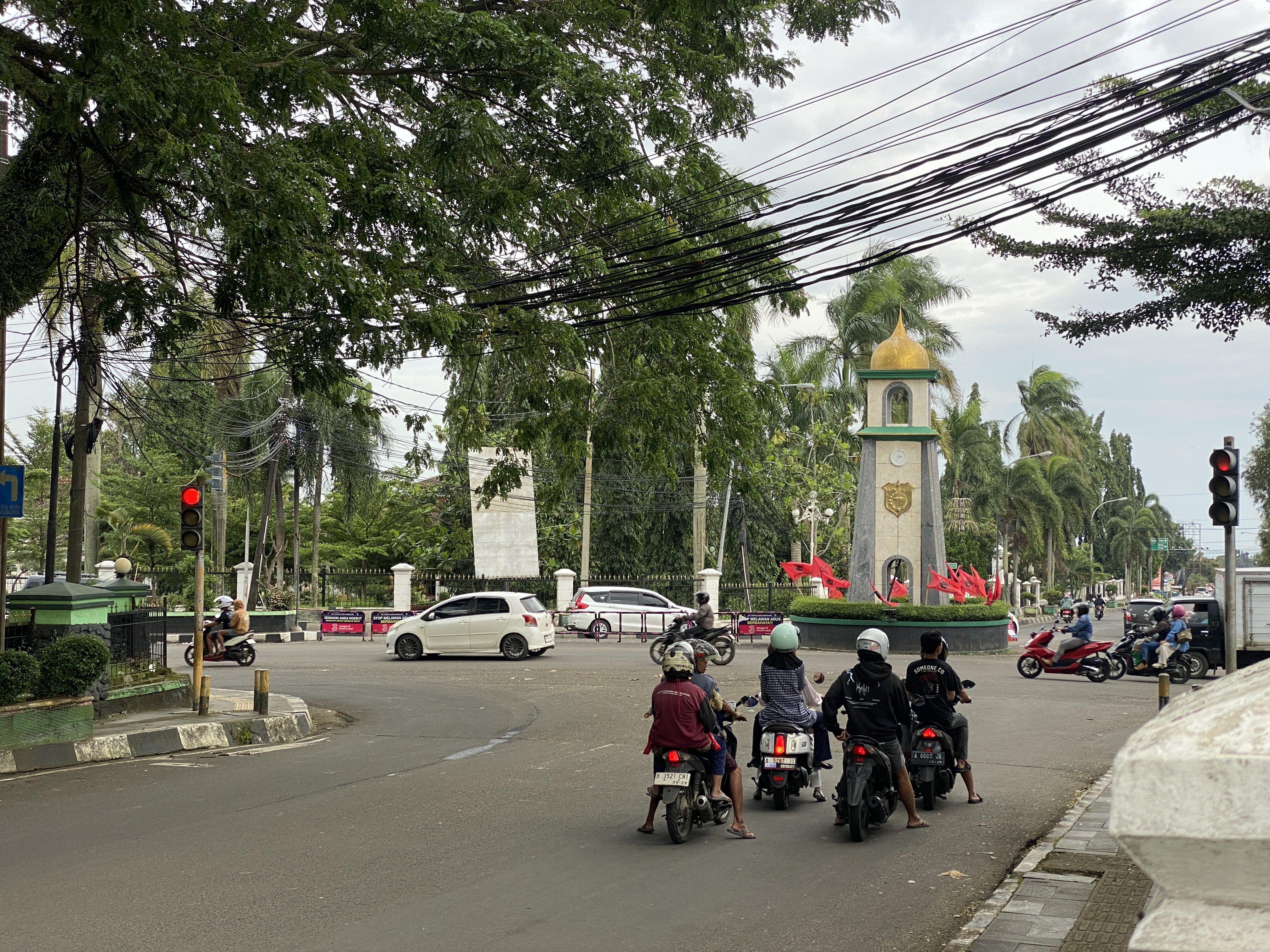Pernah Mati, Kini Traffic Light Nyala Kembali Kondisi traffic light di Jalan Raya Kesehatan Pandeglang sudah menyala kembali dan berjalan normal, Minggu (2/2).(pal)