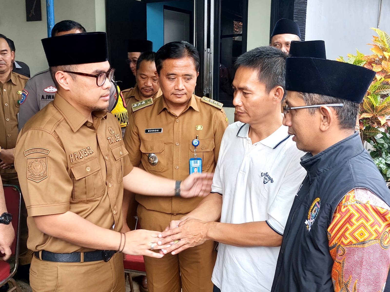 Pilar Dengarkan Curahan Hati Sang Anak, Ibunda Tutup Usia Usai Beli Gas Wakil Wali Kota Tangerang Selatan (Tangsel), Pilar Saga Ichsan bertakziah ke rumah duka warga Pamulang yang tutup usia usai membeli gas melon, Selasa (4/1). (tangselpos.id/rmn)