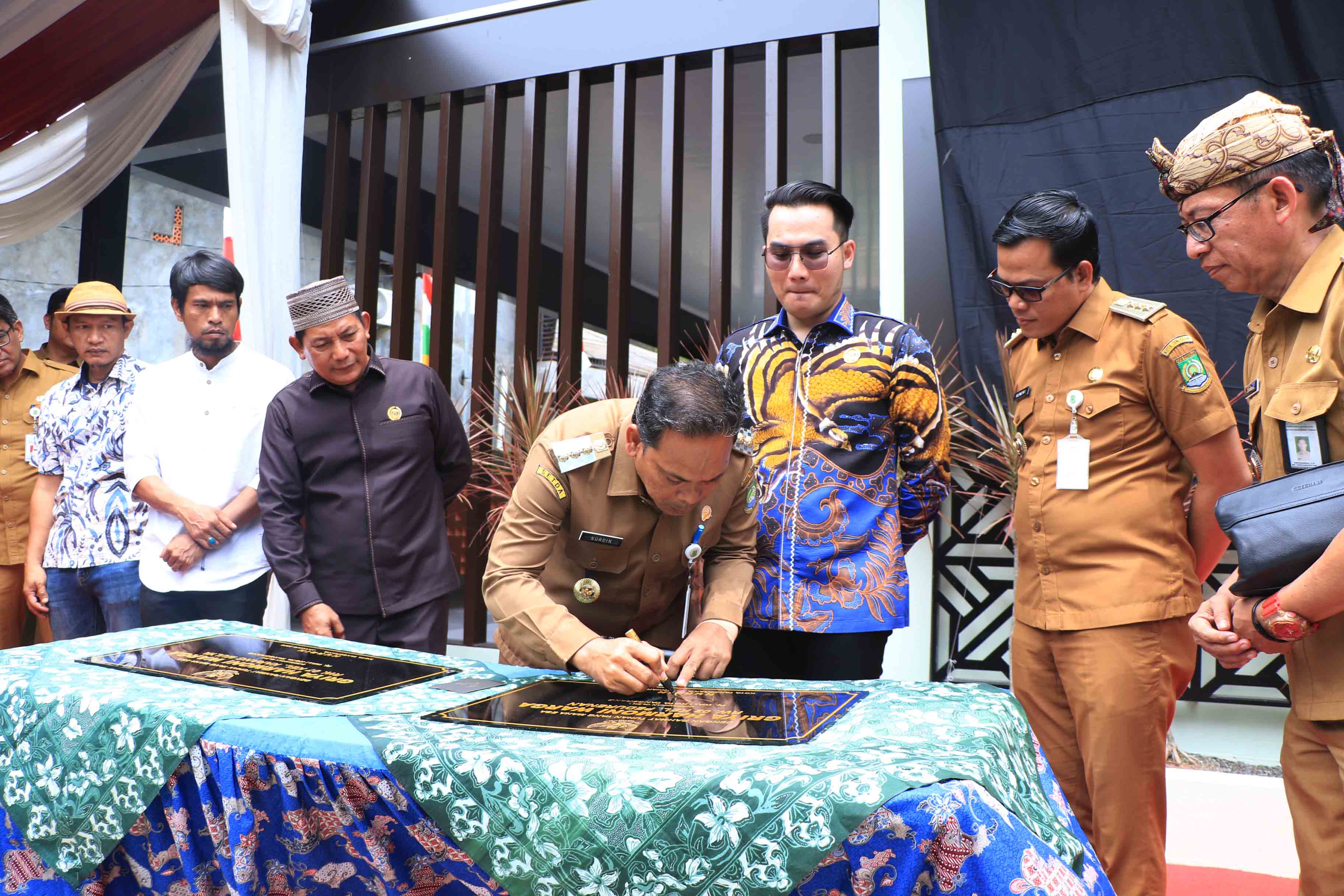 Pj Wali Kota Ajak Warga Jaga dan Rawat Fasilitas Publik Pj Wali Kota Tangerang, Nurdin, menandatangani proyek Anggaran Pendapatan dan Belanja Daerah (APBD) 2024 pada safari pembangunan, kemarin. Secara resmi safari pembangunan ditutup.